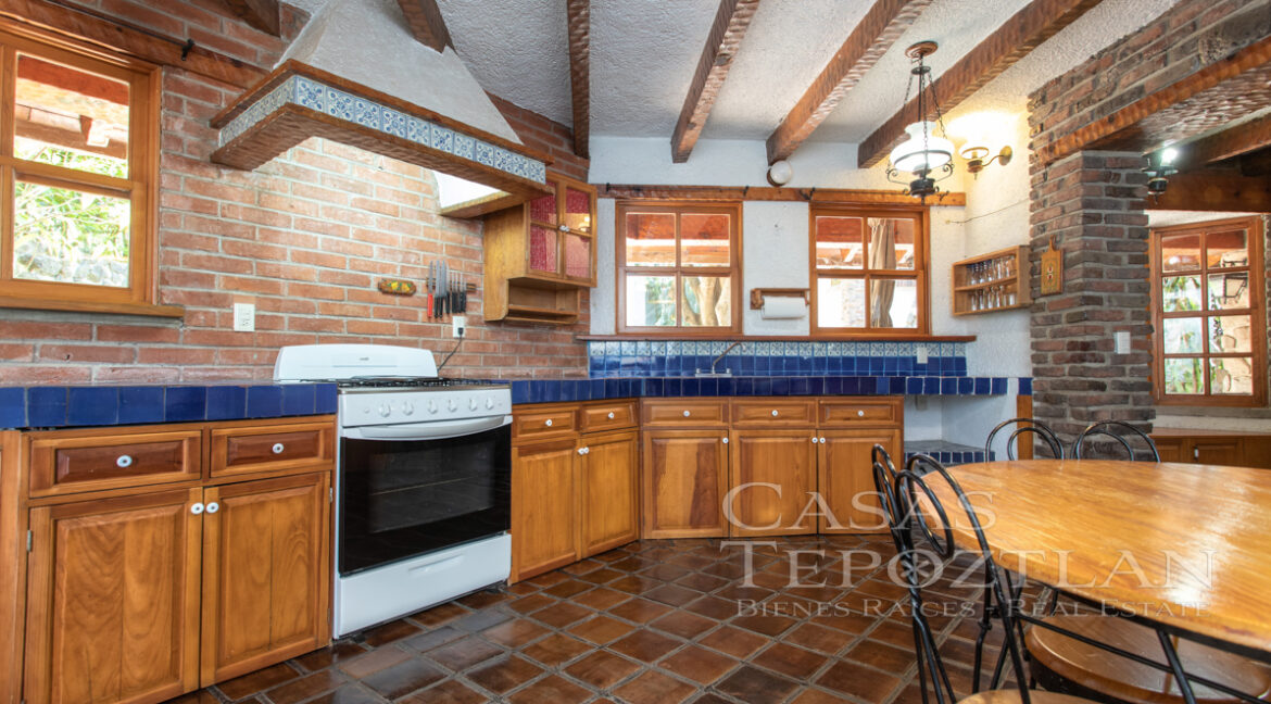 Rancho_de_lujo_en_tepoztlan_morelos_con_arboles_maduros_jardines_exuberantes_5_recamaras_varios_banos_cerro_chalchitepetl_alberca_espectaculares_vistas_varias_cisternas_cocina