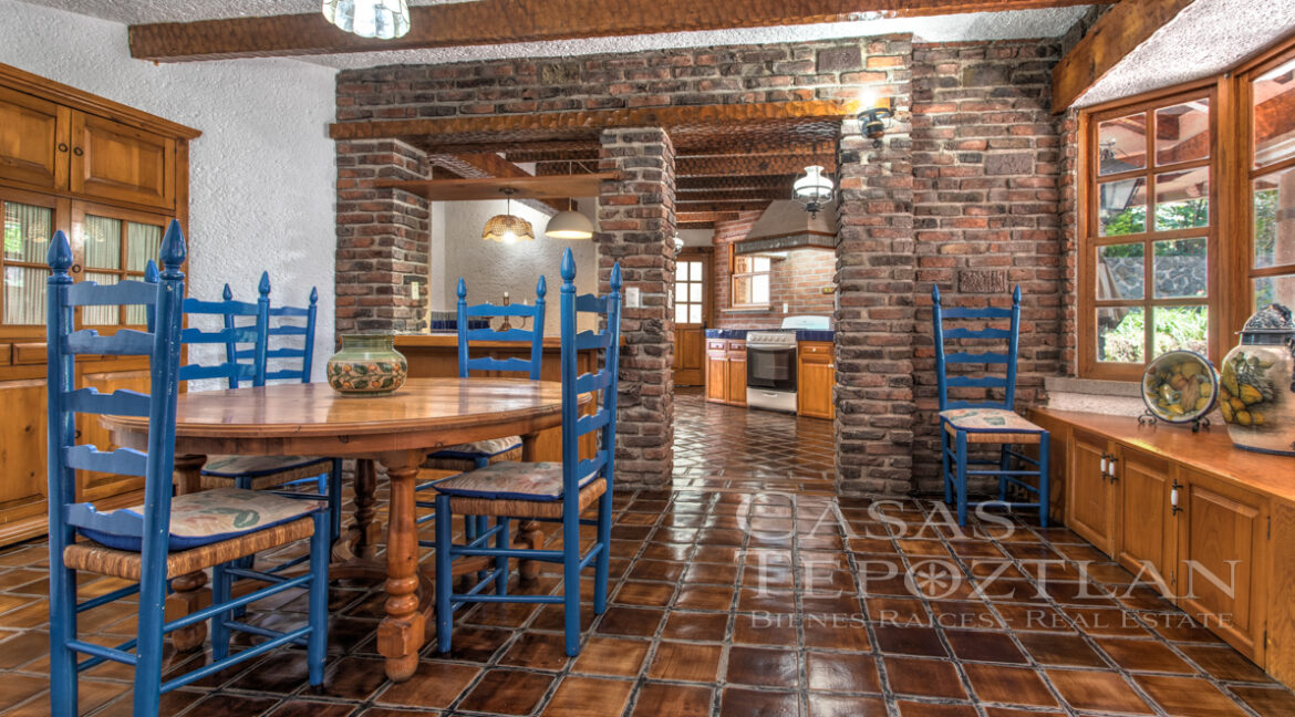 Rancho_de_lujo_en_tepoztlan_morelos_con_arboles_maduros_jardines_exuberantes_5_recamaras_varios_banos_cerro_chalchitepetl_alberca_espectaculares_vistas_varias_cisternas_comedor