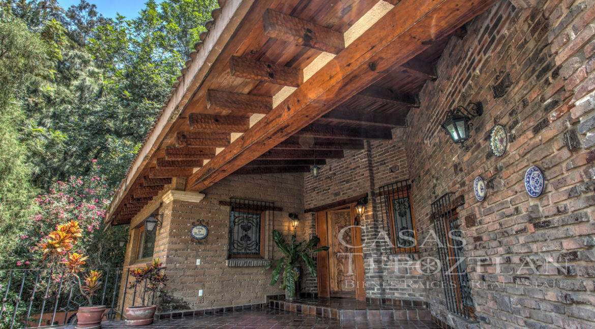 Rancho_de_lujo_en_tepoztlan_morelos_con_arboles_maduros_jardines_exuberantes_5_recamaras_varios_banos_cerro_chalchitepetl_alberca_espectaculares_vistas_varias_cisternas_entrada