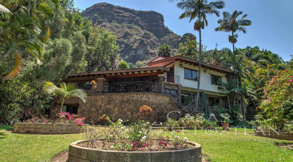 Rancho_de_lujo_en_tepoztlan_morelos_con_arboles_maduros_jardines_exuberantes_5_recamaras_varios_banos_cerro_chalchitepetl_alberca_espectaculares_vistas_varias_cisternas_fachada