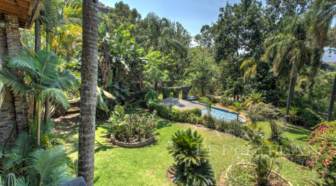 Rancho_de_lujo_en_tepoztlan_morelos_con_arboles_maduros_jardines_exuberantes_5_recamaras_varios_banos_cerro_chalchitepetl_alberca_espectaculares_vistas_varias_cisternas_jardin