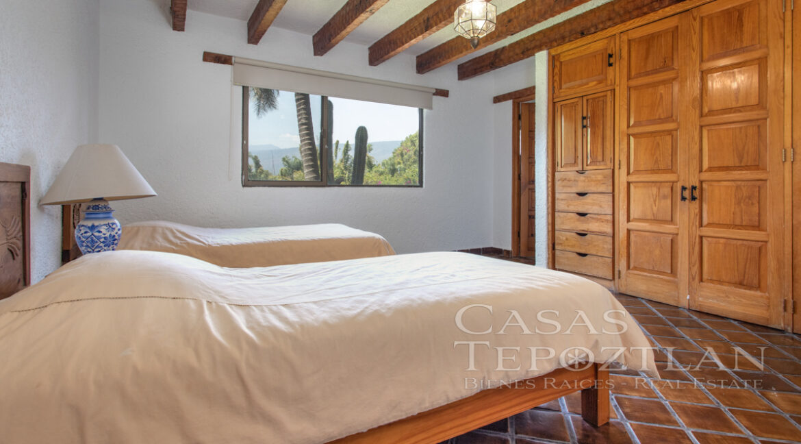 Rancho_de_lujo_en_tepoztlan_morelos_con_arboles_maduros_jardines_exuberantes_5_recamaras_varios_banos_cerro_chalchitepetl_alberca_espectaculares_vistas_varias_cisternas_recamara