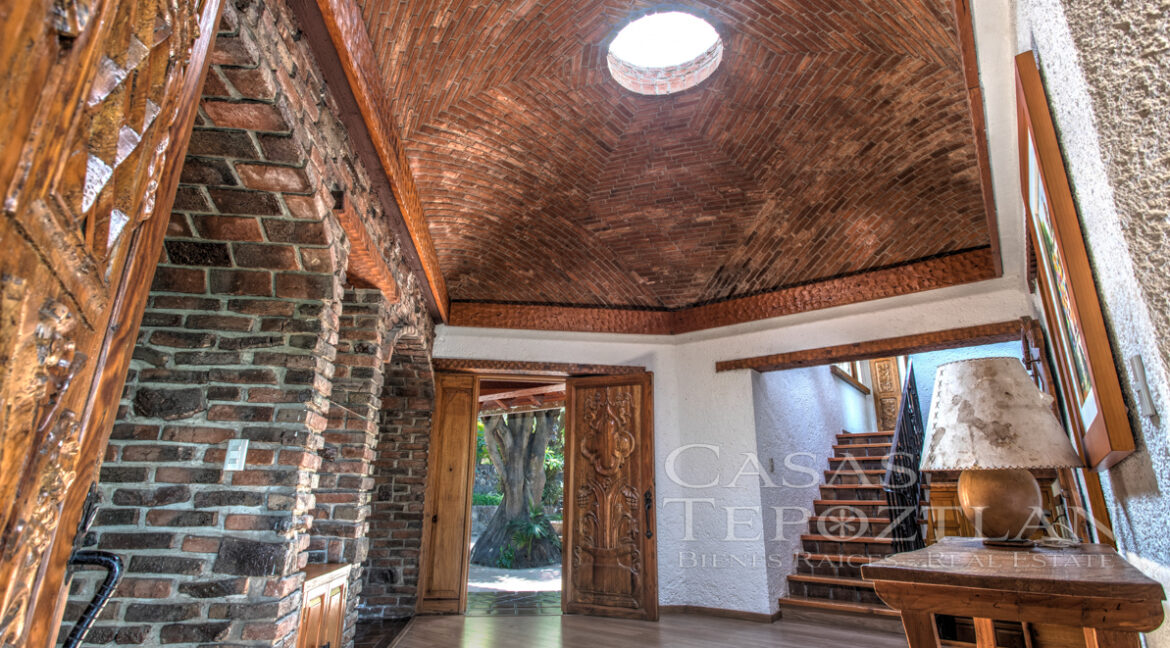 Rancho_de_lujo_en_tepoztlan_morelos_con_arboles_maduros_jardines_exuberantes_5_recamaras_varios_banos_cerro_chalchitepetl_alberca_espectaculares_vistas_varias_cisternas_sala