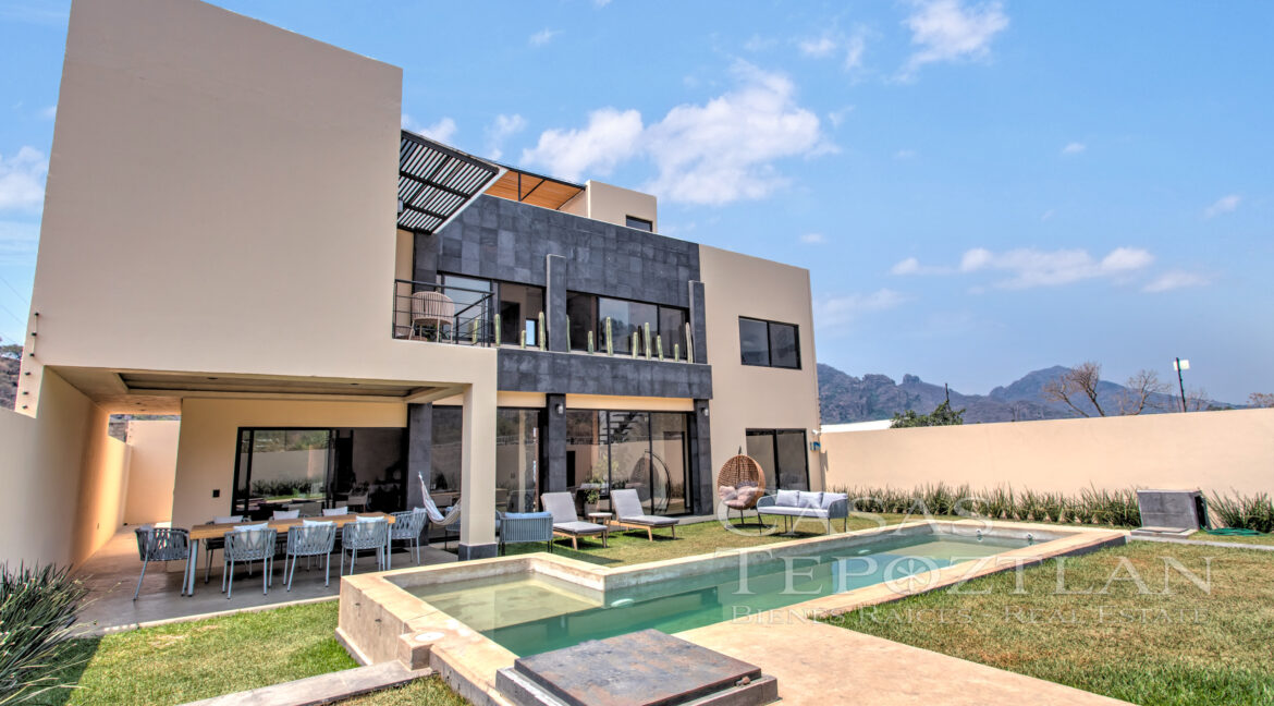 Casa_contemporánea_a_la_venta_tepoztlan_morelos_con_alberca_cisterna_bodega_varias_recamaras_alberca
