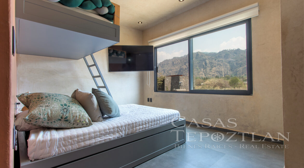 Casa_contemporánea_a_la_venta_tepoztlan_morelos_con_alberca_cisterna_bodega_varias_recamaras_camarote