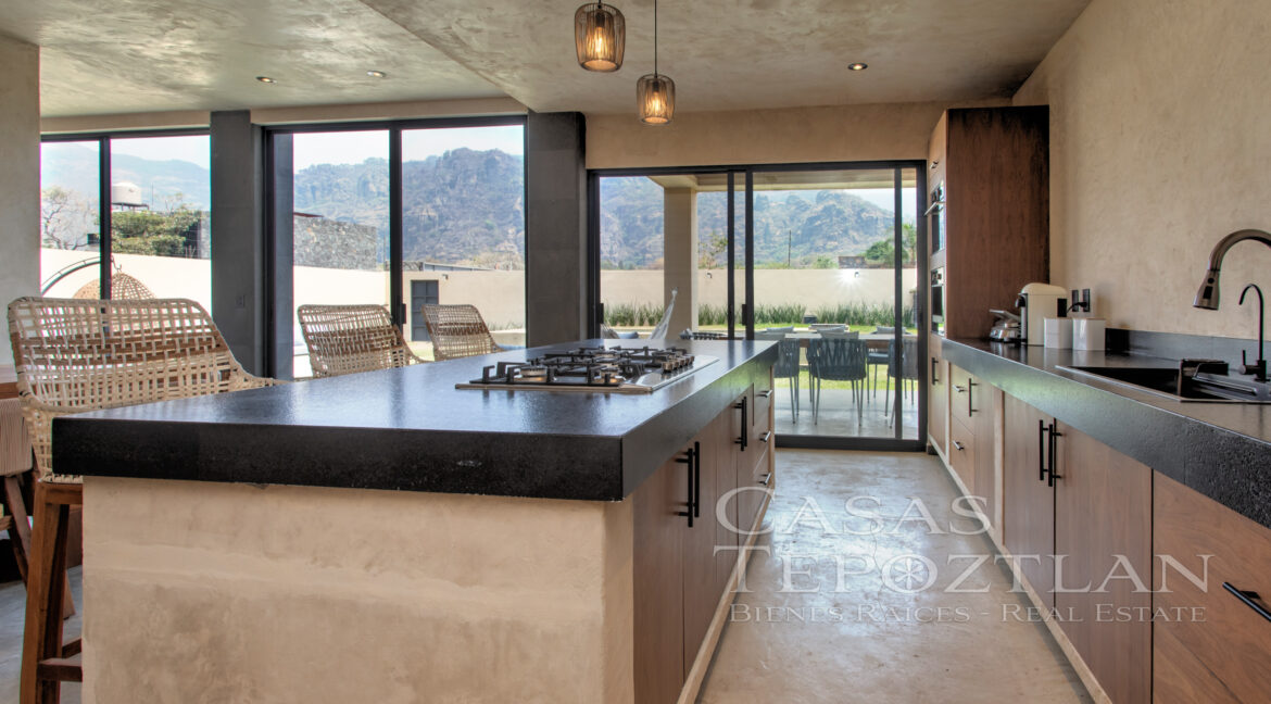 Casa_contemporánea_a_la_venta_tepoztlan_morelos_con_alberca_cisterna_bodega_varias_recamaras_cocina