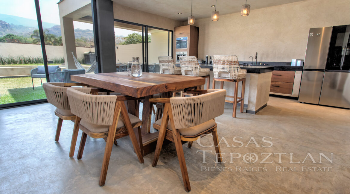Casa_contemporánea_a_la_venta_tepoztlan_morelos_con_alberca_cisterna_bodega_varias_recamaras_comedor