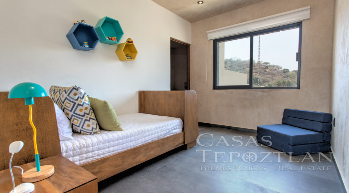 Casa_contemporánea_a_la_venta_tepoztlan_morelos_con_alberca_cisterna_bodega_varias_recamaras_cuarto