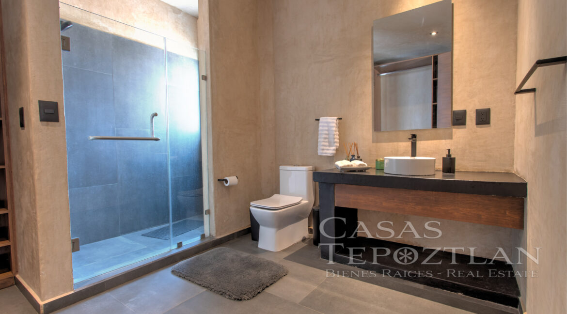 Casa_contemporánea_a_la_venta_tepoztlan_morelos_con_alberca_cisterna_bodega_varias_recamaras_ducha
