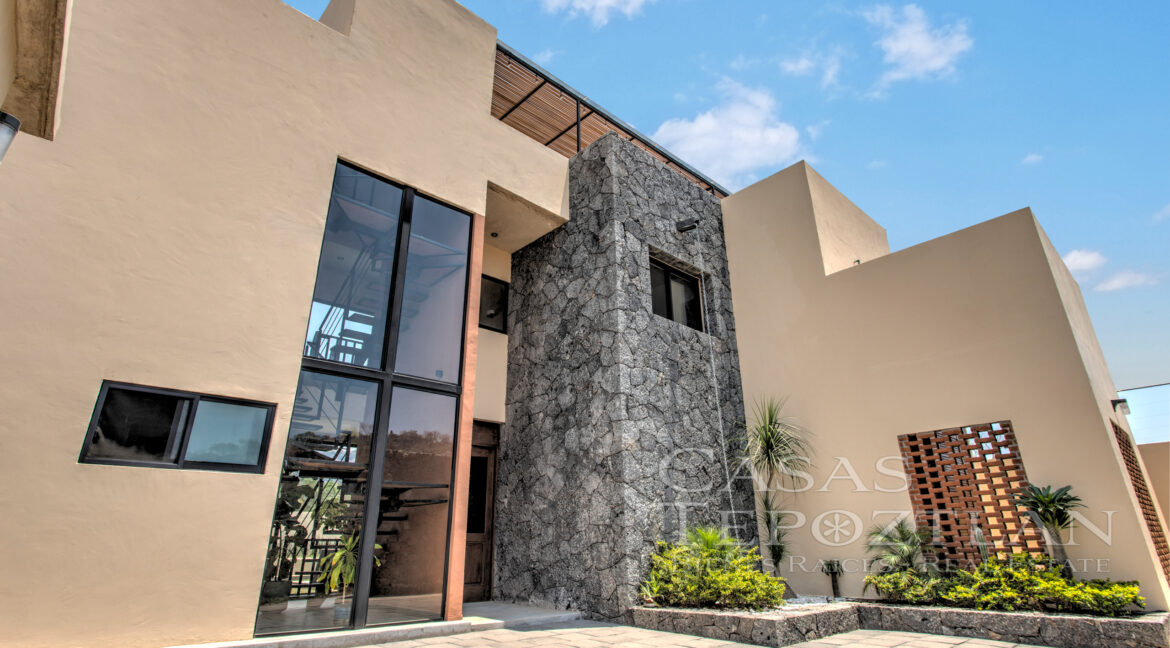 Casa_contemporánea_a_la_venta_tepoztlan_morelos_con_alberca_cisterna_bodega_varias_recamaras_fachada