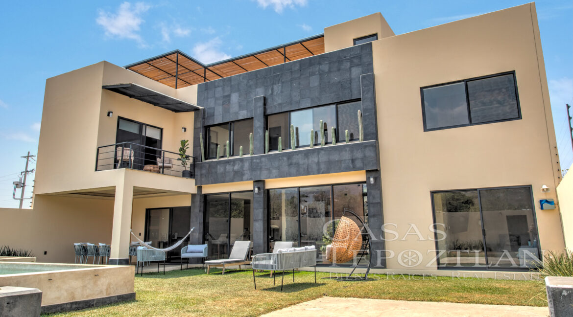 Casa_contemporánea_a_la_venta_tepoztlan_morelos_con_alberca_cisterna_bodega_varias_recamaras_frente