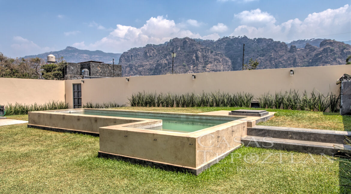 Casa_contemporánea_a_la_venta_tepoztlan_morelos_con_alberca_cisterna_bodega_varias_recamaras_patio
