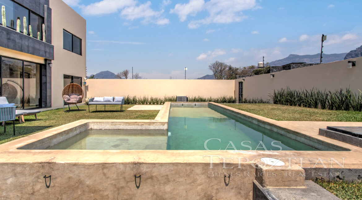 Casa_contemporánea_a_la_venta_tepoztlan_morelos_con_alberca_cisterna_bodega_varias_recamaras_piscina
