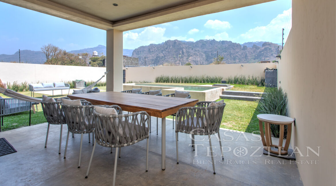 Casa_contemporánea_a_la_venta_tepoztlan_morelos_con_alberca_cisterna_bodega_varias_recamaras_terraza