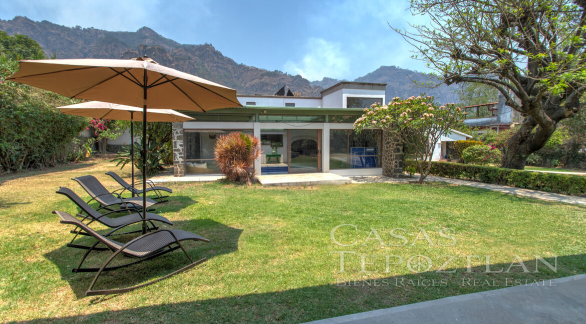 casa_provenzal_en_venta_tepoztlan_bienes_raíces_elegante_confortable_vistas_panorámicas_6_baños_varias_recámaras_cesped