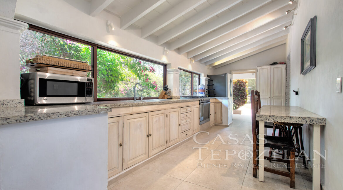 casa_provenzal_en_venta_tepoztlan_bienes_raíces_elegante_confortable_vistas_panorámicas_6_baños_varias_recámaras_cocina