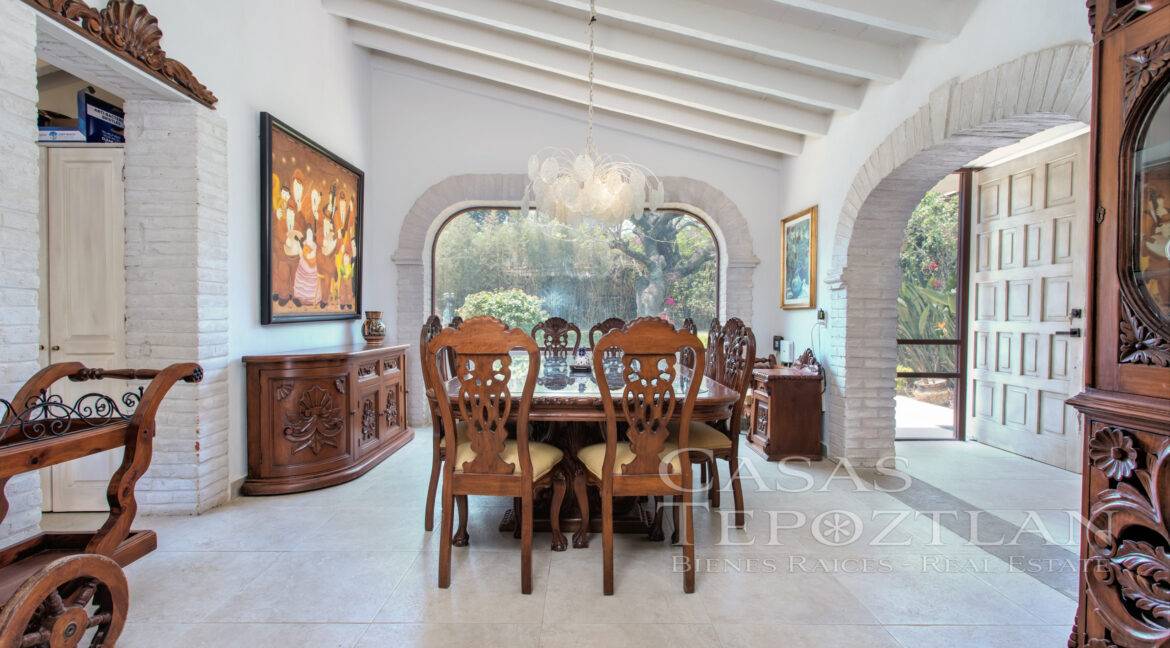 casa_provenzal_en_venta_tepoztlan_bienes_raíces_elegante_confortable_vistas_panorámicas_6_baños_varias_recámaras_comedor