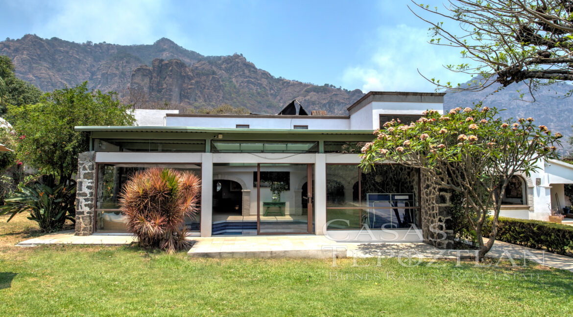 casa_provenzal_en_venta_tepoztlan_bienes_raíces_elegante_confortable_vistas_panorámicas_6_baños_varias_recámaras_fachada