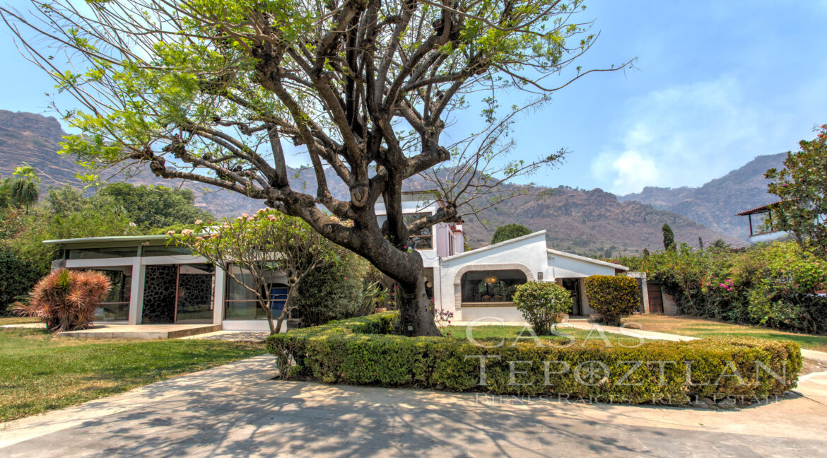 casa_provenzal_en_venta_tepoztlan_bienes_raíces_elegante_confortable_vistas_panorámicas_6_baños_varias_recámaras_jardin