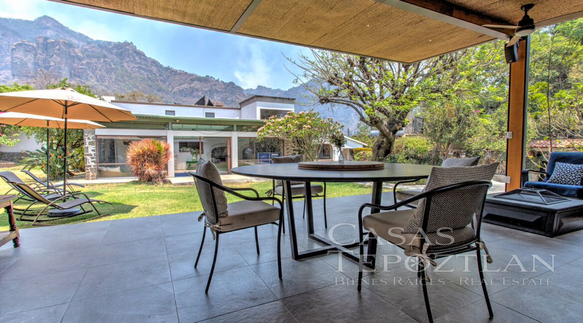 casa_provenzal_en_venta_tepoztlan_bienes_raíces_elegante_confortable_vistas_panorámicas_6_baños_varias_recámaras_mesa