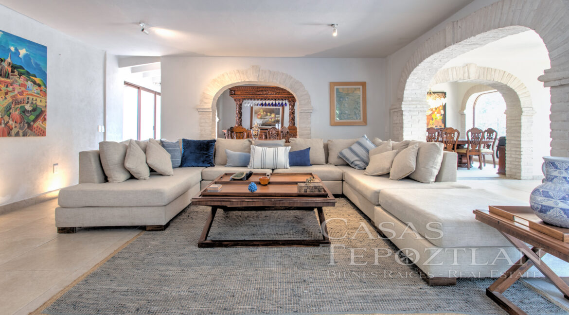 casa_provenzal_en_venta_tepoztlan_bienes_raíces_elegante_confortable_vistas_panorámicas_6_baños_varias_recámaras_sala