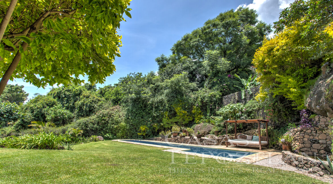 Casa_mil_vistas_elegancia_en_la_naturaleza_entorno_naturlal_inigualable_grandes_ventanales_majestuosas_montañas_amplias_terrazas_varias_habitaciones_alberca