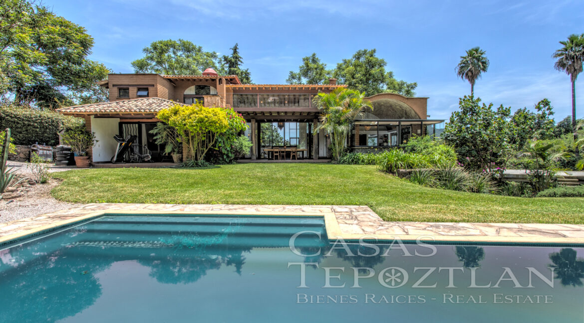 Casa_mil_vistas_elegancia_en_la_naturaleza_entorno_naturlal_inigualable_grandes_ventanales_majestuosas_montañas_amplias_terrazas_varias_habitaciones_azul
