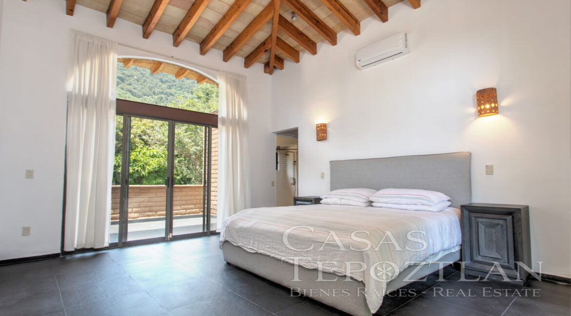 Casa_mil_vistas_elegancia_en_la_naturaleza_entorno_naturlal_inigualable_grandes_ventanales_majestuosas_montañas_amplias_terrazas_varias_habitaciones_blanco