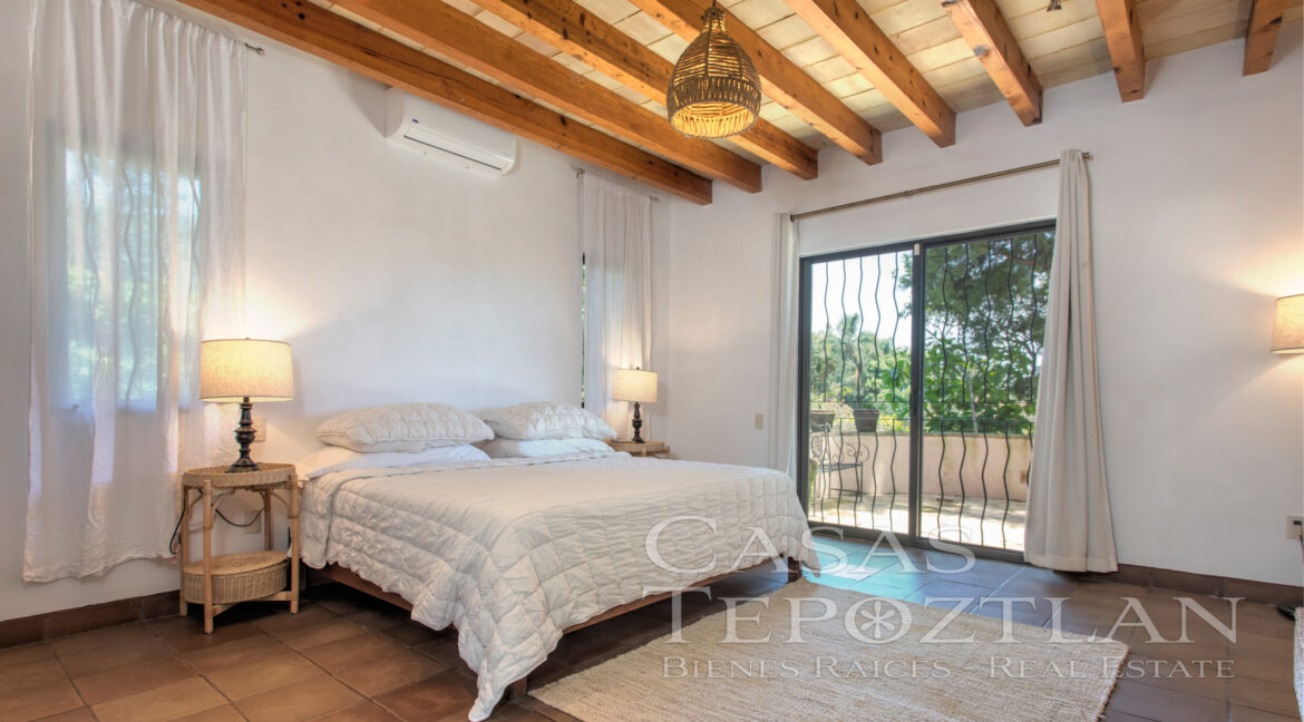 Casa_mil_vistas_elegancia_en_la_naturaleza_entorno_naturlal_inigualable_grandes_ventanales_majestuosas_montañas_amplias_terrazas_varias_habitaciones_cama