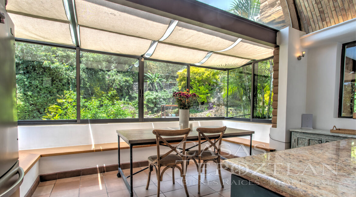 Casa_mil_vistas_elegancia_en_la_naturaleza_entorno_naturlal_inigualable_grandes_ventanales_majestuosas_montañas_amplias_terrazas_varias_habitaciones_desayunador