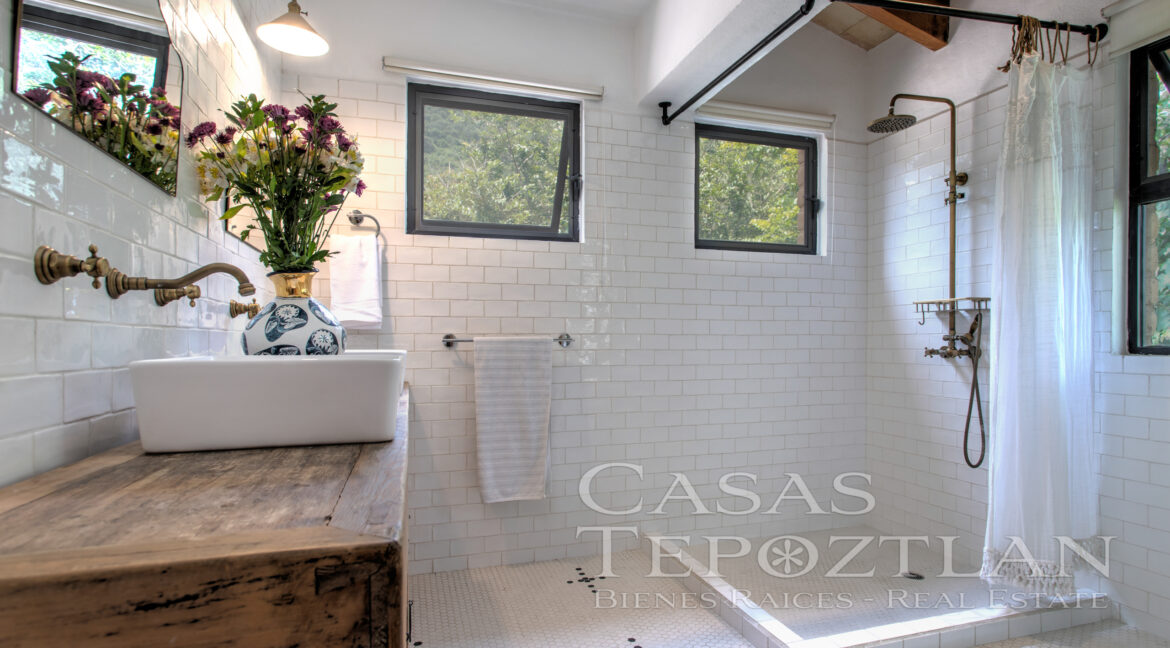 Casa_mil_vistas_elegancia_en_la_naturaleza_entorno_naturlal_inigualable_grandes_ventanales_majestuosas_montañas_amplias_terrazas_varias_habitaciones_ducha