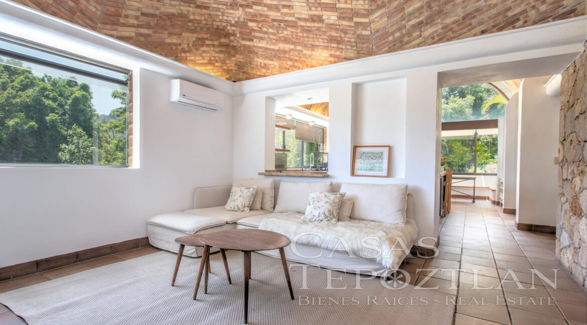 Casa_mil_vistas_elegancia_en_la_naturaleza_entorno_naturlal_inigualable_grandes_ventanales_majestuosas_montañas_amplias_terrazas_varias_habitaciones_estudio