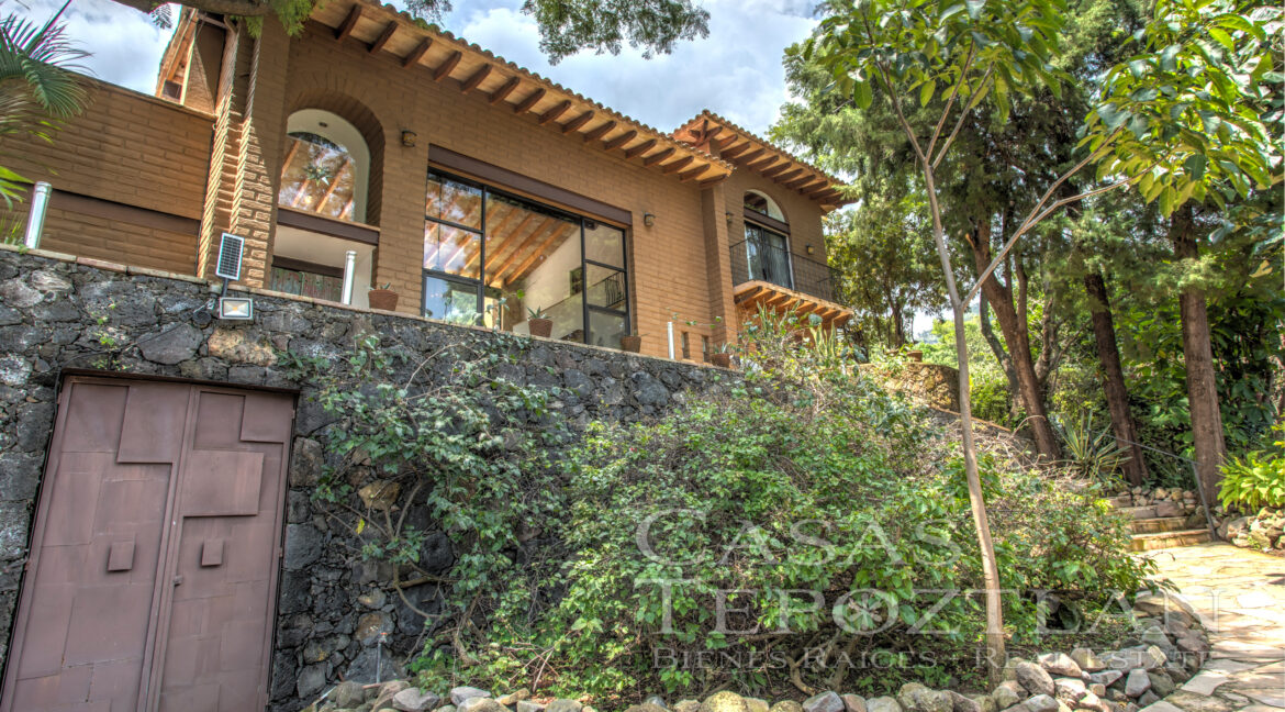 Casa_mil_vistas_elegancia_en_la_naturaleza_entorno_naturlal_inigualable_grandes_ventanales_majestuosas_montañas_amplias_terrazas_varias_habitaciones_garage