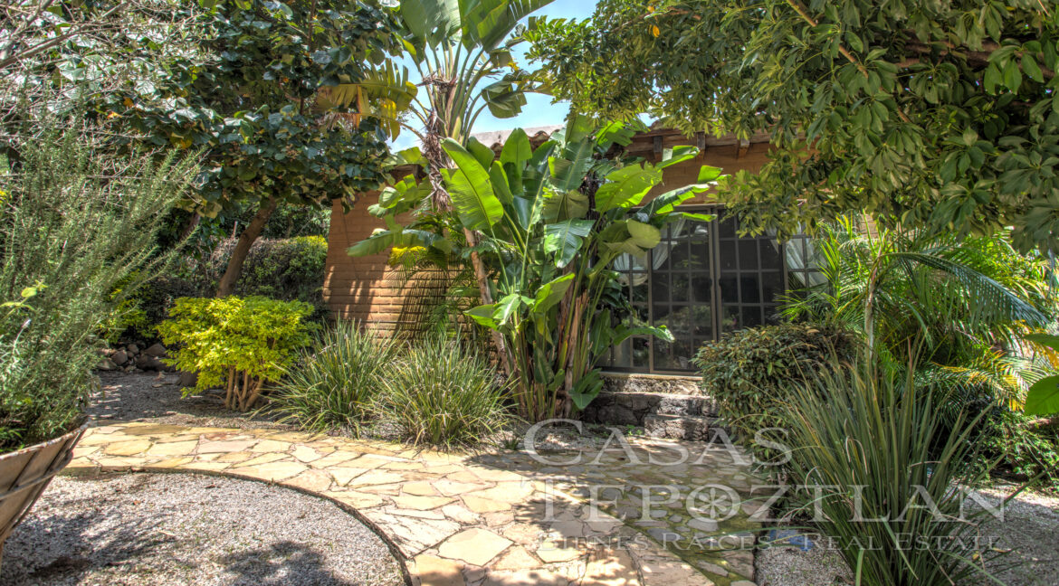 Casa_mil_vistas_elegancia_en_la_naturaleza_entorno_naturlal_inigualable_grandes_ventanales_majestuosas_montañas_amplias_terrazas_varias_habitaciones_jardin