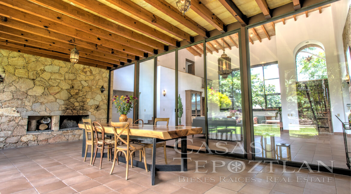 Casa_mil_vistas_elegancia_en_la_naturaleza_entorno_naturlal_inigualable_grandes_ventanales_majestuosas_montañas_amplias_terrazas_varias_habitaciones_mesa