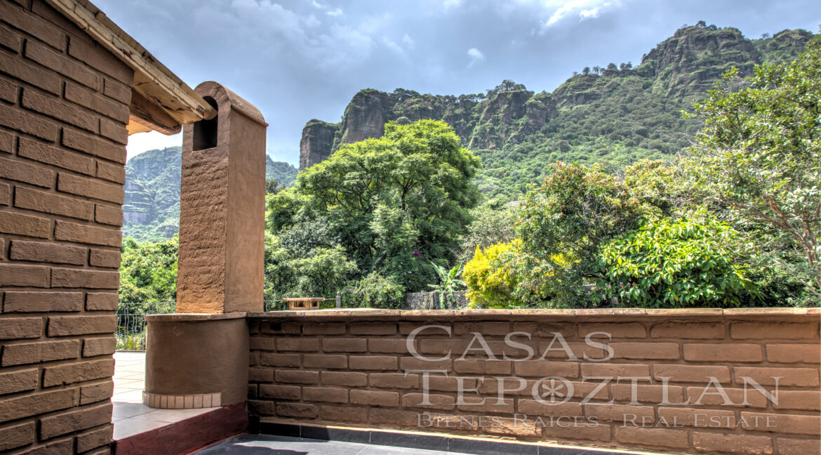 Casa_mil_vistas_elegancia_en_la_naturaleza_entorno_naturlal_inigualable_grandes_ventanales_majestuosas_montañas_amplias_terrazas_varias_habitaciones_montaña