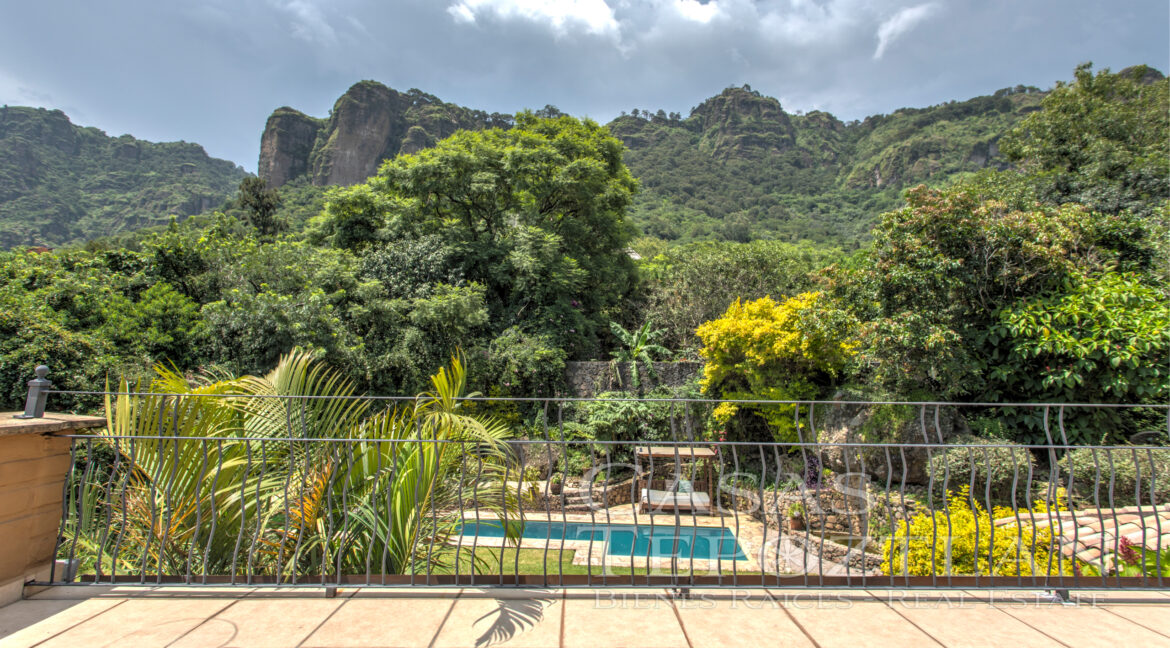 Casa_mil_vistas_elegancia_en_la_naturaleza_entorno_naturlal_inigualable_grandes_ventanales_majestuosas_montañas_amplias_terrazas_varias_habitaciones_montanas