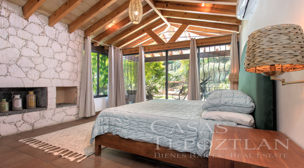 Casa_mil_vistas_elegancia_en_la_naturaleza_entorno_naturlal_inigualable_grandes_ventanales_majestuosas_montañas_amplias_terrazas_varias_habitaciones_recamara