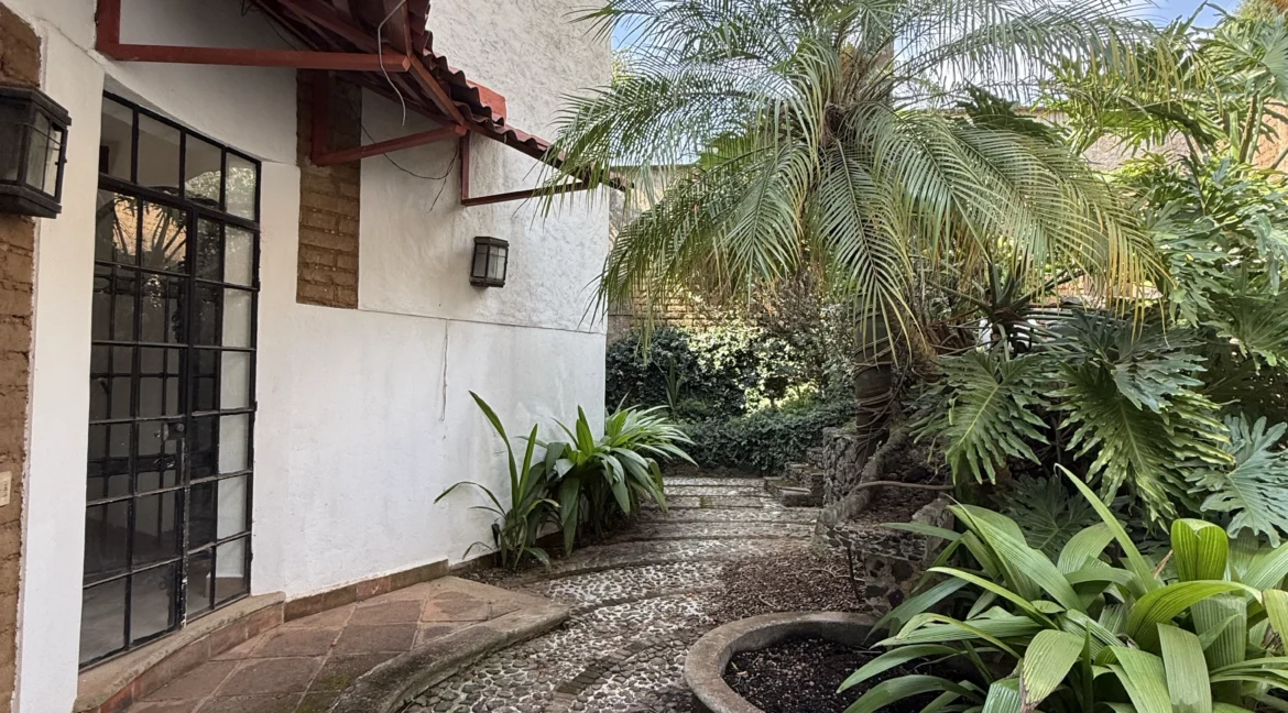 Casa-febrero-tepoztlan-adobe-teja-Barrio-San-Pedro-alberca-jardin-terraza-2