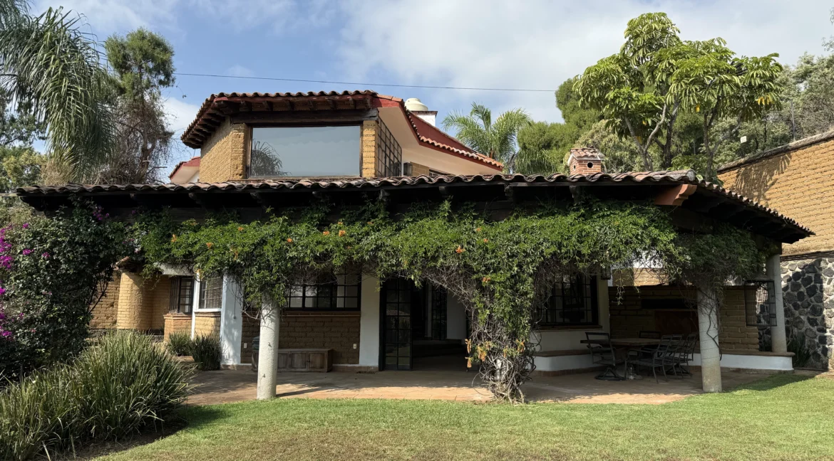 Casa-febrero-tepoztlan-adobe-teja-Barrio-San-Pedro-alberca-jardin-terraza-4