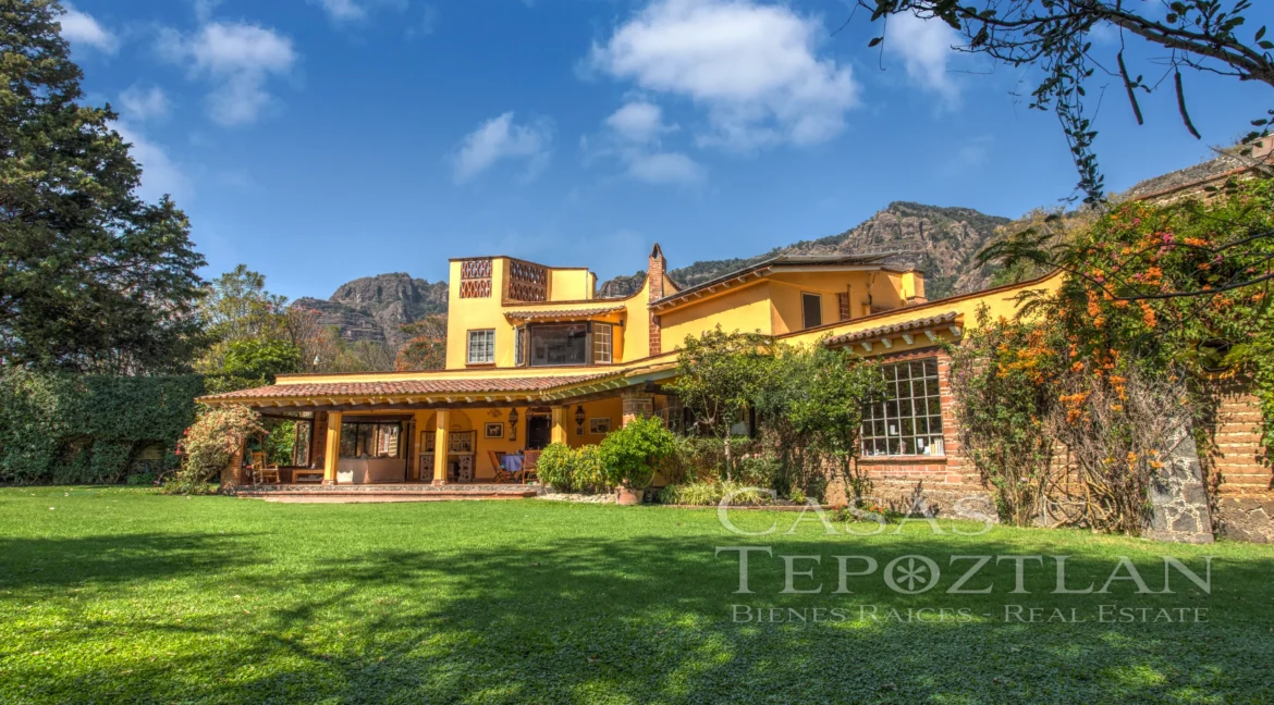 Casa-tradicional-tepoztlan-arquitecto-alexander-von-wuthenau-revista-casas-y-gente-jardines-alberca-paisaje-terrazas-profundidad-interiorismo-1