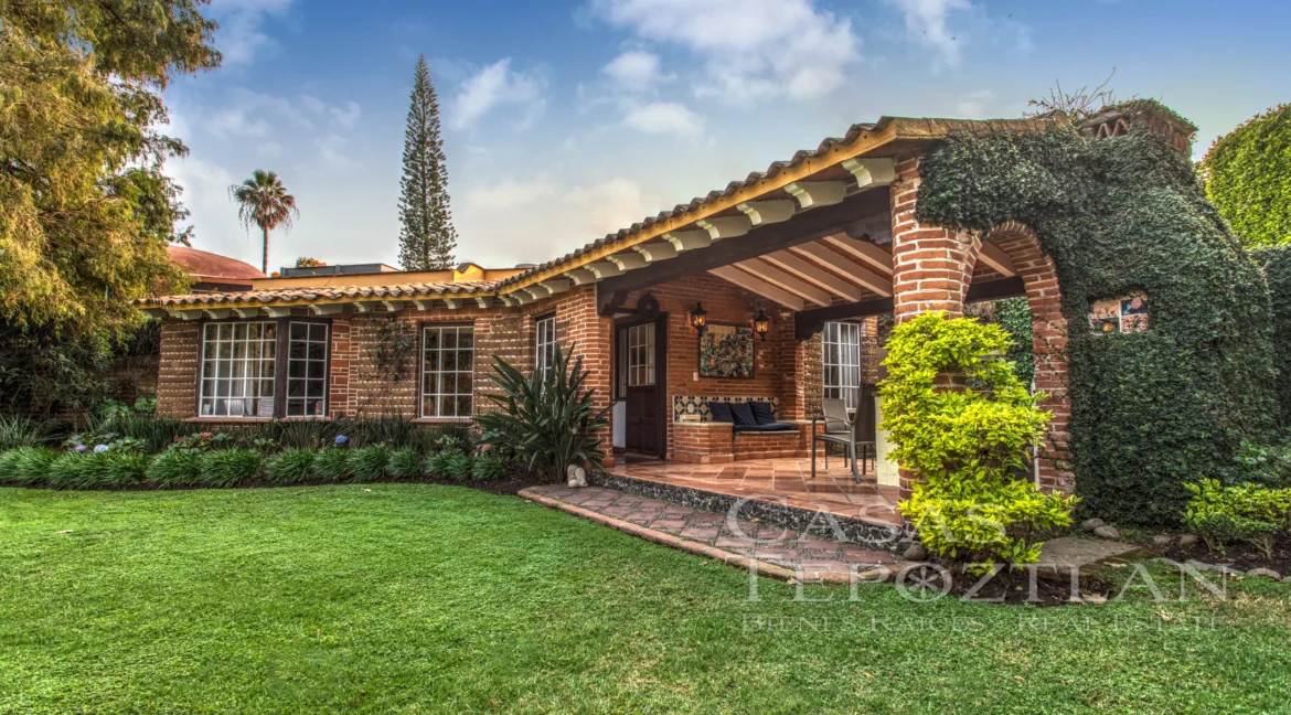Casa-tradicional-tepoztlan-arquitecto-alexander-von-wuthenau-revista-casas-y-gente-jardines-alberca-paisaje-terrazas-profundidad-interiorismo-10