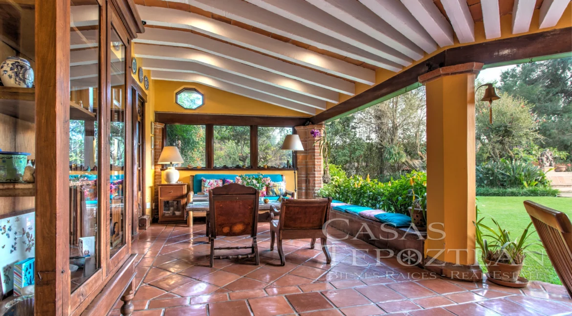 Casa-tradicional-tepoztlan-arquitecto-alexander-von-wuthenau-revista-casas-y-gente-jardines-alberca-paisaje-terrazas-profundidad-interiorismo-15