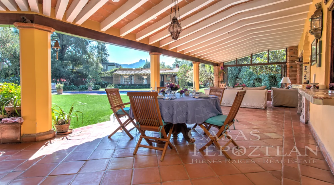 Casa-tradicional-tepoztlan-arquitecto-alexander-von-wuthenau-revista-casas-y-gente-jardines-alberca-paisaje-terrazas-profundidad-interiorismo-17