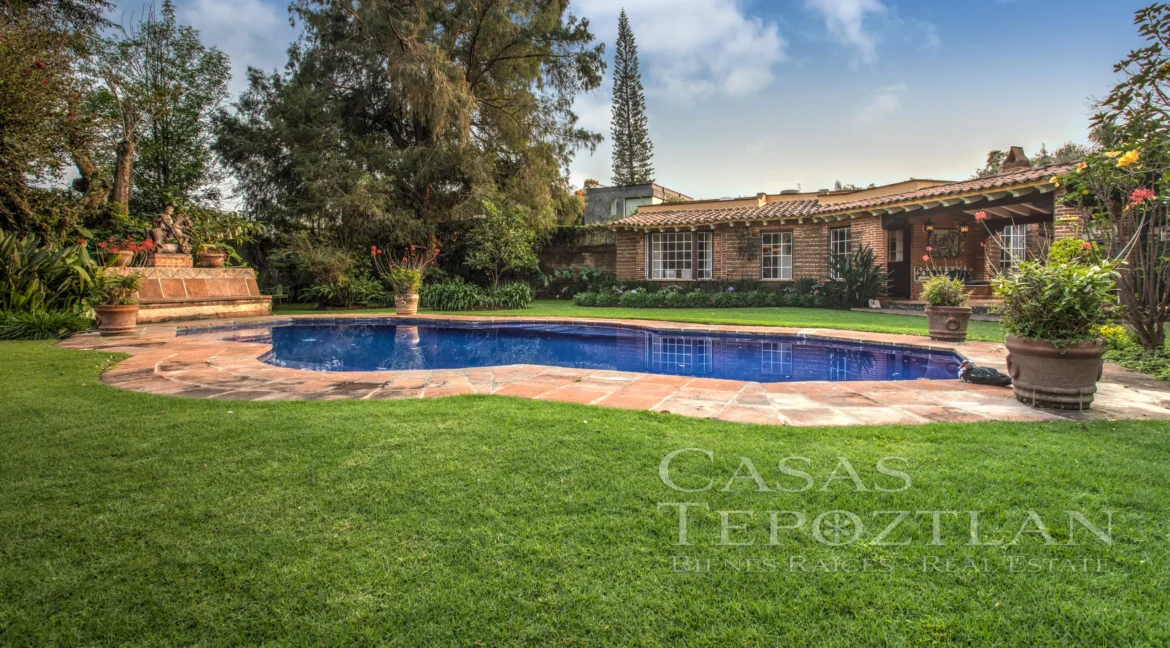 Casa-tradicional-tepoztlan-arquitecto-alexander-von-wuthenau-revista-casas-y-gente-jardines-alberca-paisaje-terrazas-profundidad-interiorismo-19