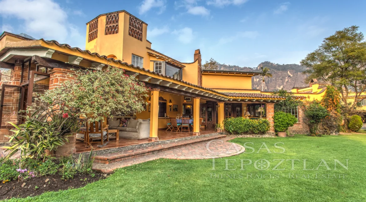 Casa-tradicional-tepoztlan-arquitecto-alexander-von-wuthenau-revista-casas-y-gente-jardines-alberca-paisaje-terrazas-profundidad-interiorismo-2