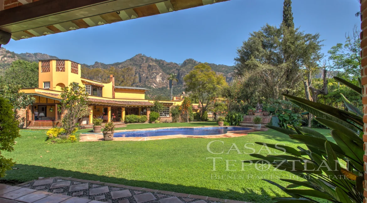 Casa-tradicional-tepoztlan-arquitecto-alexander-von-wuthenau-revista-casas-y-gente-jardines-alberca-paisaje-terrazas-profundidad-interiorismo-20