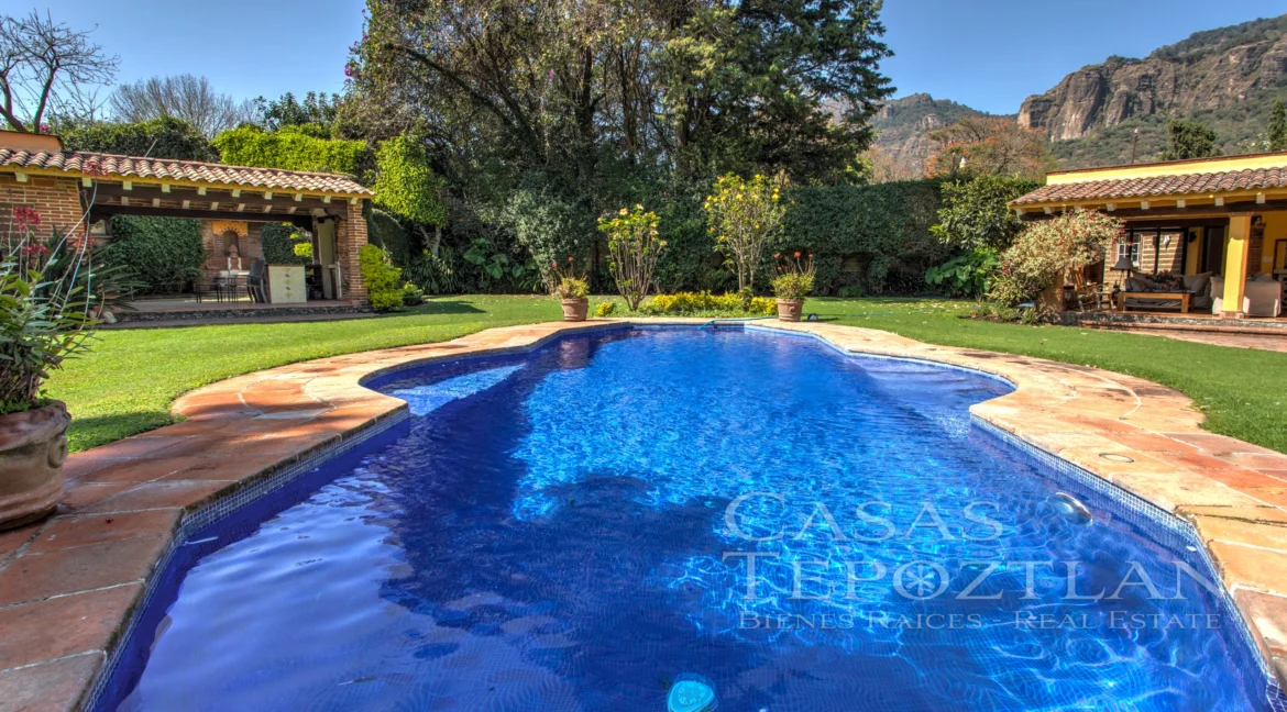 Casa-tradicional-tepoztlan-arquitecto-alexander-von-wuthenau-revista-casas-y-gente-jardines-alberca-paisaje-terrazas-profundidad-interiorismo-21