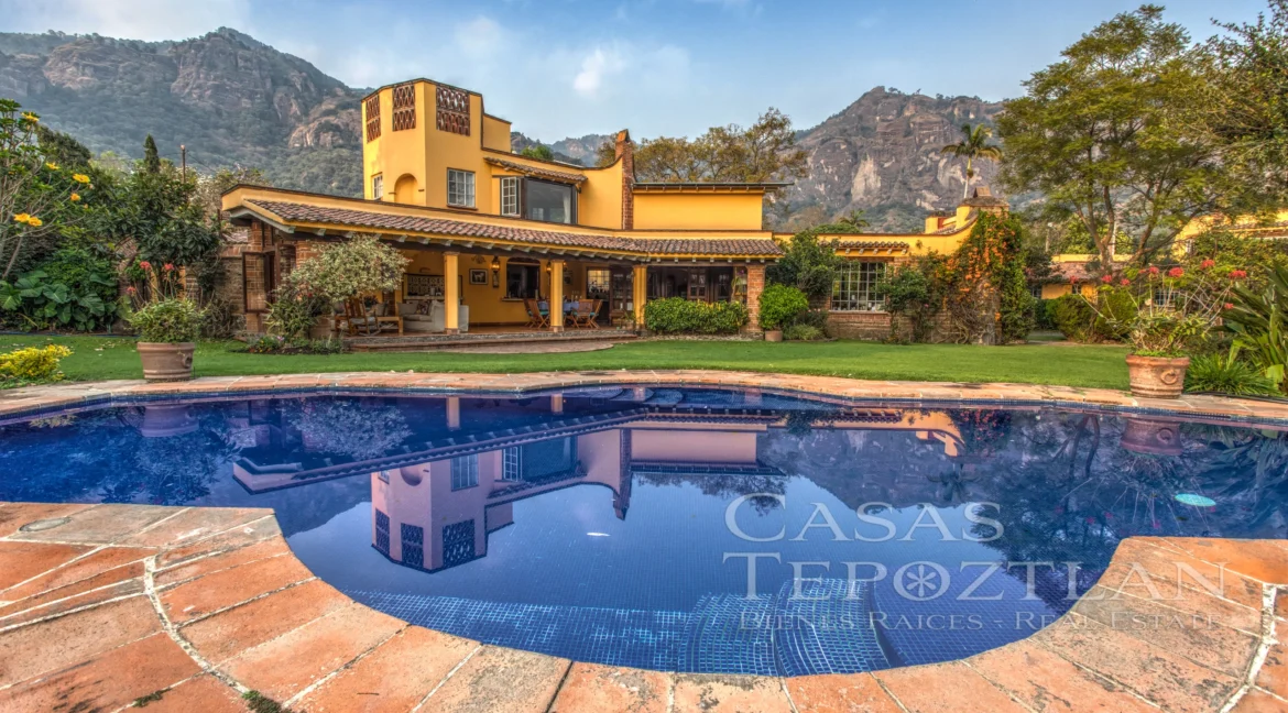 Casa-tradicional-tepoztlan-arquitecto-alexander-von-wuthenau-revista-casas-y-gente-jardines-alberca-paisaje-terrazas-profundidad-interiorismo-22