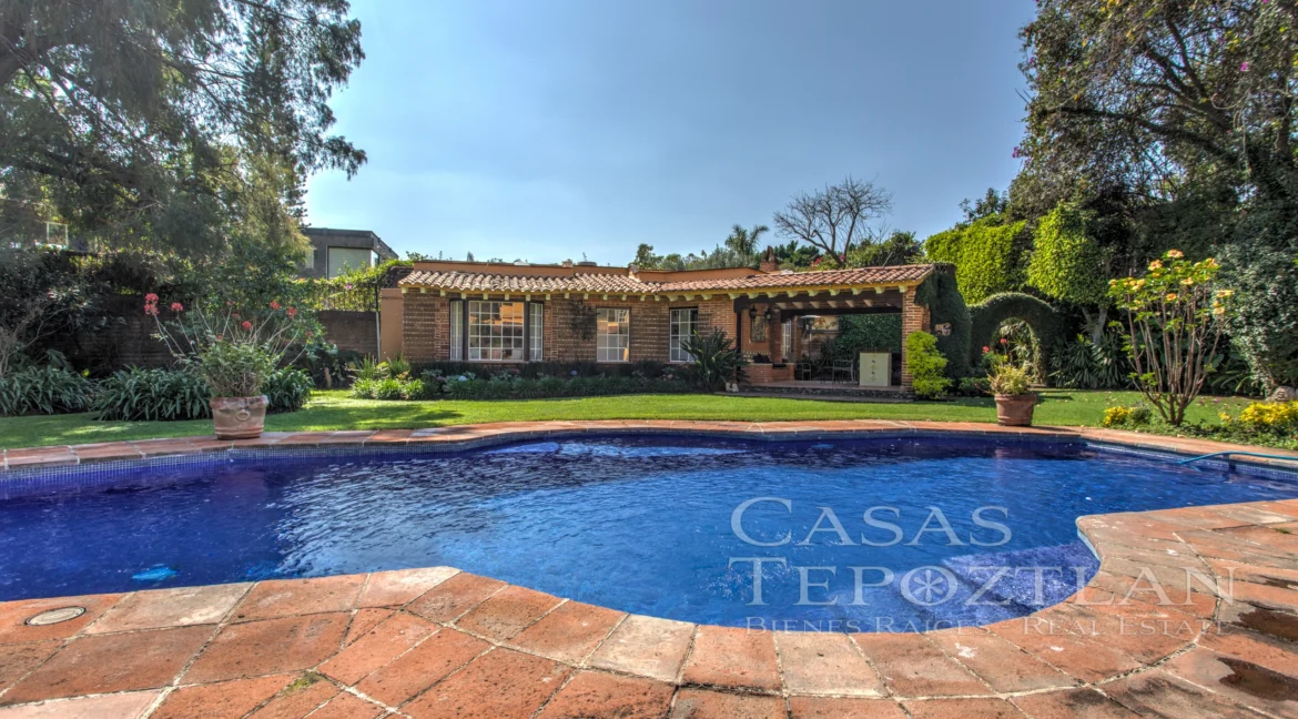 Casa-tradicional-tepoztlan-arquitecto-alexander-von-wuthenau-revista-casas-y-gente-jardines-alberca-paisaje-terrazas-profundidad-interiorismo-3